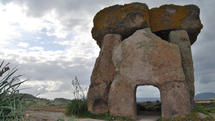 Archäologie: Die Anlagen der Megalith-Kulturen sind in vielen Ländern Europas zu finden - hier ein Grab auf Sardinien.