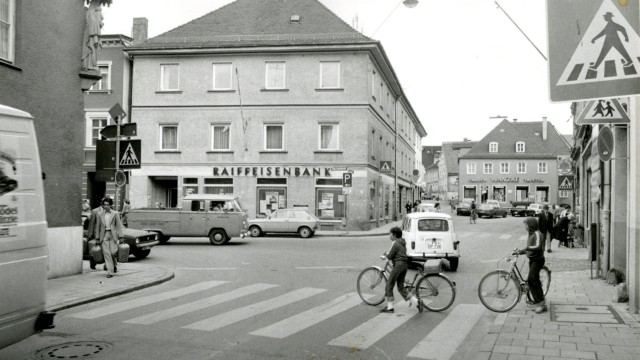 Freisinger Bank: Ihre erste Geschäftsstelle in Freising hat die Raiffeisenbank 1970 an der Unteren Hauptstraße 43 bezogen, wenige Jahre später kaufte sie das nahe gelegene Schranner-Gebäude und zog dorthin um.