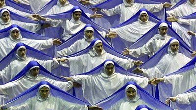 Schaufensterwerbung in Iran: In der Öffentlichkeit müssen Frauen in Iran ein Kopftuch tragen. Das gilt auch für Schaufensterpuppen. Verboten sind ihnen allerdings Dessous und westliche Kleidung.