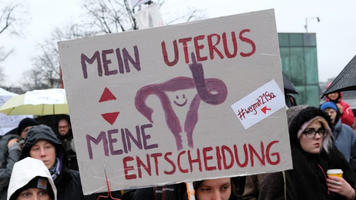 § 219a: Seit Jahren fordern Frauen eine Änderung des Abtreibungsrechts in Deutschland, wie hier auf einer Demonstration in Hamburg im Jahr 2019.