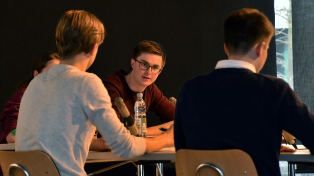 Jugend debattiert: Der 17-jährige Tobias Hupfer (Mitte) vom Korbinian-Aigner-Gymnasium entschied das Finale für sich.