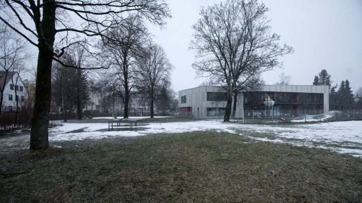 Grünfläche an der Münsinger Straße/Ecke Kistlerhofstraße. Thema: mögliche (weitere) Bebauung mit einer weiteren, dritten Kindertagesstätte in Form eines Pavillons.