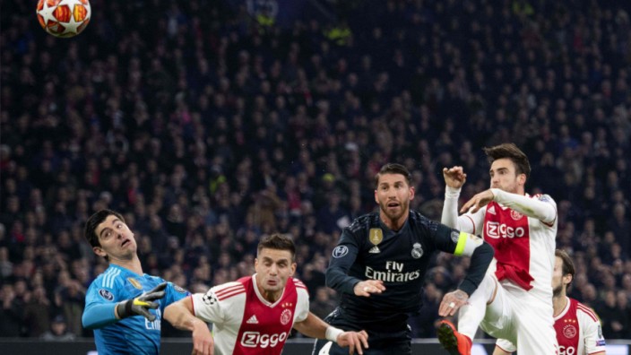 Champions League: Die Szene, die zum Videoentscheid führte: Nicolas Tagliafico (in Weiß-Rot, Mitte) köpfelt ins Tor. Doch das 1:0 für Ajax zählt nicht, weil Mitspieler Tadic im Abseits stehend den Real-Torwart Courtois behindert.