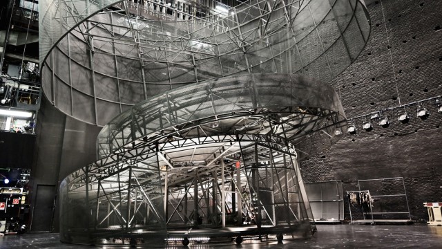 Theater: Wie ein Riesenteleskop mit Lochblechlampenschirm: die "Elektra"-Bühne in Bewegung.Den oberen Teil nennen die Techniker des Residenztheaters "Plafond"; darunter die "Schräge" mit der "Kassette". .