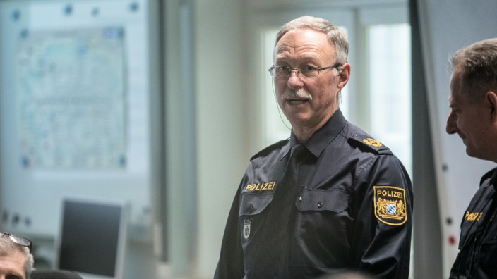 Werner Feiler, Polizeivizepräsident in einer Besprechung
