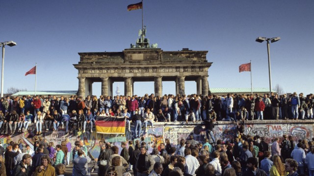 Menschenmassen auf und vor der Berliner Mauer am Brandenburger Tor während des Mauerfalls iblnmi0018