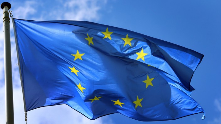 EU - Europa-Fahne weht vor dem Europäischen Parlament