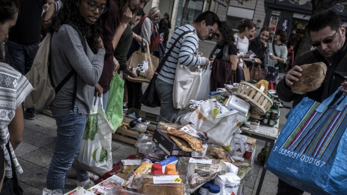 Lebensmittelverschwendung: Essen aus dem Müll - Aktionen wie diese sollte es in Frankreich nicht mehr geben.