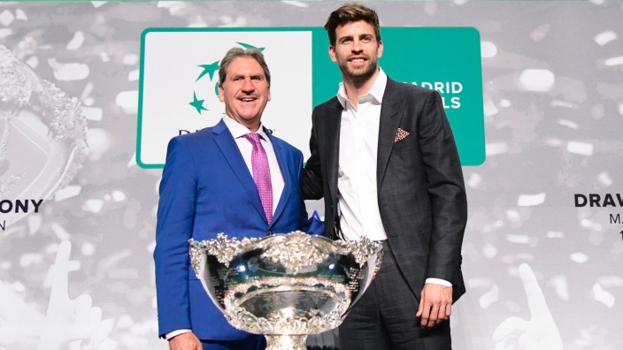 Tennis: Strahlender Auftritt: Als Gerard Piqué mit seiner Investorengruppe den Davis Cup übernahm, konnten die Versprechen nicht groß genug sein. Auch ITF-Präsident David Haggerty (links) zeigte sich gerne mit dem Fußballprofi, etwa 2019 bei der Auslosung.