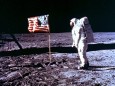 Edwin Aldrin auf dem Mond vor der USA-Flagge