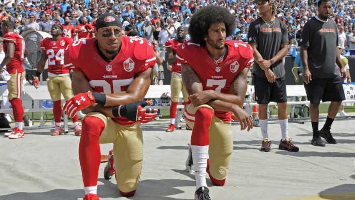 American Football: Colin Kaepernick (rechts) und Eric Reid knien bei der Nationalhymne - das sorgte für viel Aufsehen in der NFL.
