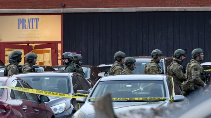 Waffengewalt in den USA: Schwerbewaffnete Polizisten sichern den Tatort auf einem Werksgelände in Aurora im US-Bundesstaat Illinois.