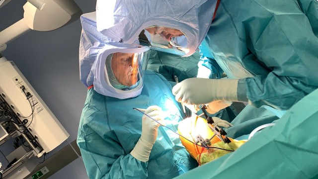 Medizin: Die Ärzte am Operationstisch bekommen bei Knie- und Hüftgelenksoperationen Unterstützung von moderner Technik.