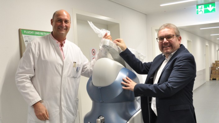 Medizin: Chefarzt Thomas Löffler und Geschäftsführer Thomas Lippmann mit dem Neuzugang im Weilheimer Krankenhaus, dem "Mako"-Roboterarm.