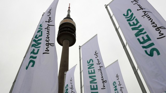 Geldanlage: Siemens-Flaggen vor der Olympiahalle in München: Dort lud der Konzern Ende Januar zur Hauptversammlung. Erfreuliche Nachricht: Mehr Dividende für die Aktionäre.