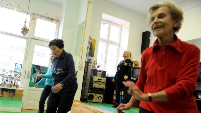 Bewegung im Alter: Eva Maria Stolze (93, roter Pullover) und Ernestine Stauchner (98) lassen keine Stepptanz-Probe aus.