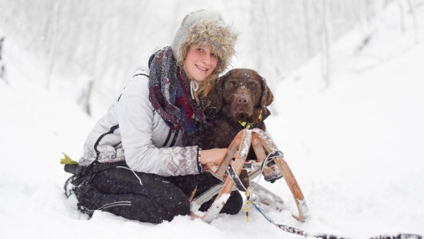 Julia Sattelberger mit ihrer Labrador-Hündin Xalli