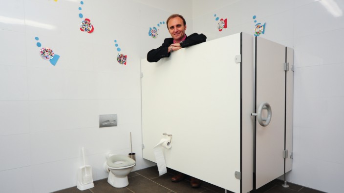 Straßlach-Dingharting: Die Toiletten für die Jüngsten funktionieren: Bürgermeister Sienerth bei der Eröffnung vor vier Jahren.