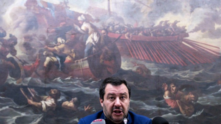 Italien: Wegen Freiheitsberaubung und Machtmissbrauchs soll Italiens Innenminister Matteo Salvini in Catania vor Gericht gestellt werden. Im Höchstfall stehen darauf fünfzehn Jahre Haft. Doch der Koalitionspartner Cinque Stelle lässt ihn im Fall "Diciotti" nicht im Stich.