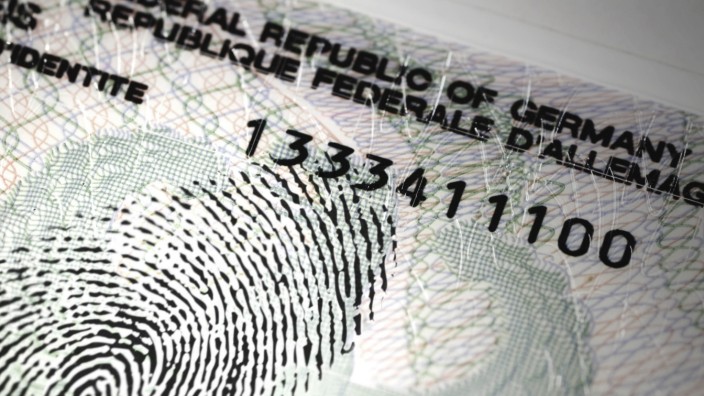 Entscheidung der EU: Bislang freiwillig, bald Pflicht: der deutsche Personalausweis mit Fingerabdruck.