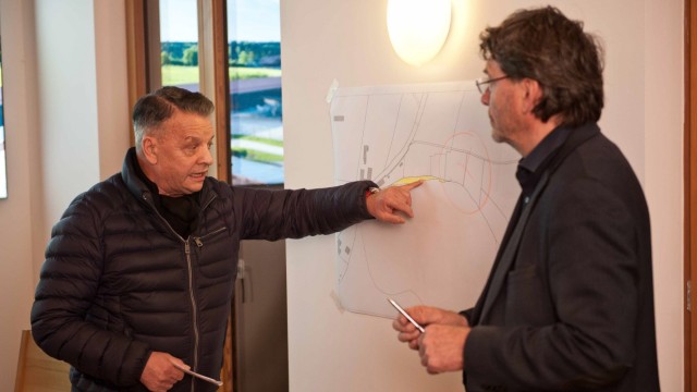 Pläne für den Kastensee: Freibadbetreiber Manfred Lamm (links) und SPD-Fraktionssprecher im Kreistag Albert Hingerl diskutieren über einen Flächenverkauf am Kastensee.