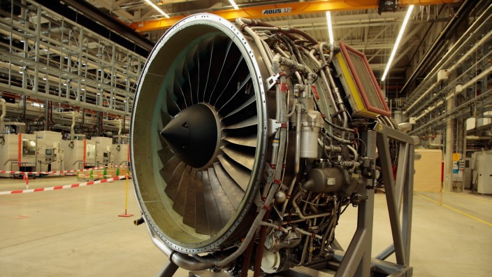 Bavarian Governor Seehofer Visits MTU Aero Engines Factory