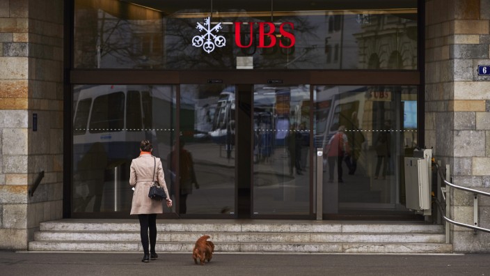Milliardenstrafe für die UBS: UBS-Geschäftsstelle in Zürich. Die Schweizer Bank muss für kriminelle Transaktionen eine Milliardenstrafe zahlen.