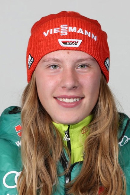 Nordische Kombination: Das offizielle Team-Outfit hat sie schon, jetzt fehlt nur noch eine Weltcup-Serie. Jenny Nowak, 16, Pionierin in der Nordischen Kombination der Frauen.