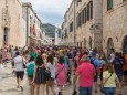 Crowded Dubrovnik Croatia 21 08 2017 Dubrovnik Croatia Red warning inside Dubrovnik Walls due