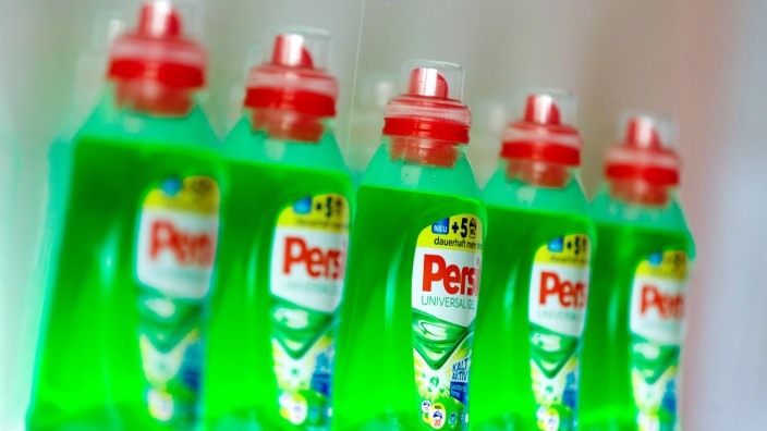 Verpackungen: Persil-Waschmittel: Umweltschützer haben den Verdacht, dass Henkel sich beim Plastikmüll weißwaschen will.