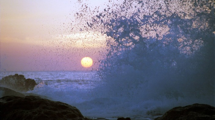 02 02 2001 La Gomera Kanaren ESP SPANIEN Playa del Ingles Sonnenuntergang am Meer die Wellen