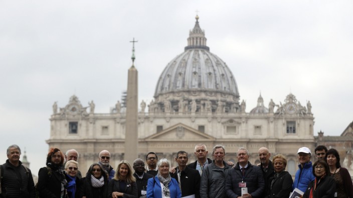 Katholische Kirche: Sie nennen sich "Survivors" - Überlebende: Missbrauchsopfer, die sich im Netzwerk ECA (Ending of Clergy Abuse) organisiert haben vor dem Petersdom im Vatikan.