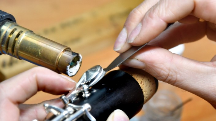 Beim Instrumentenbauer: Hier wird die Klappe einer Klarinette repariert.