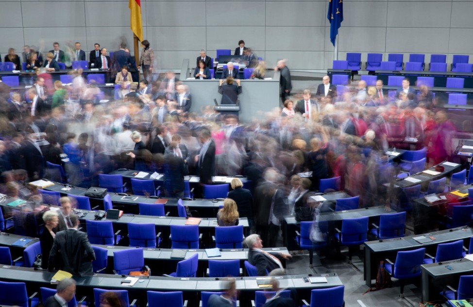 Bundestagsabgeordnete bei einer namentlichen Abstimmung. Ihre Zahl könnte sich nach der Bundestagswahl erheblich verändern.