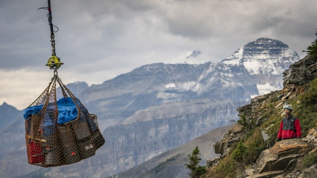 Paläontologie: Per Helikopter transportieren die Forscher Proben, Nahrung und Werkzeug auf den Berg.