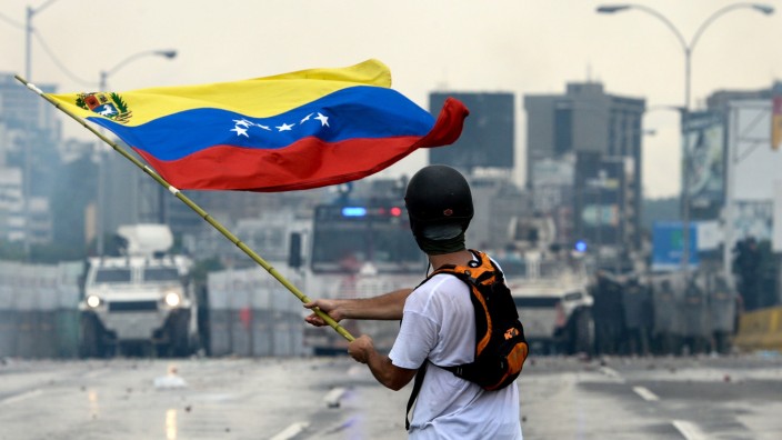Staatskrise in Venezuela: Schon oft standen venezolanische Demonstranten der Armee oder der Polizei gegenüber. Nun könnte das entscheidende Kapitel im Machtkampf beginnen - weshalb sich Heinz Dieterich große Sorgen um die Sicherheit der Menschen macht.