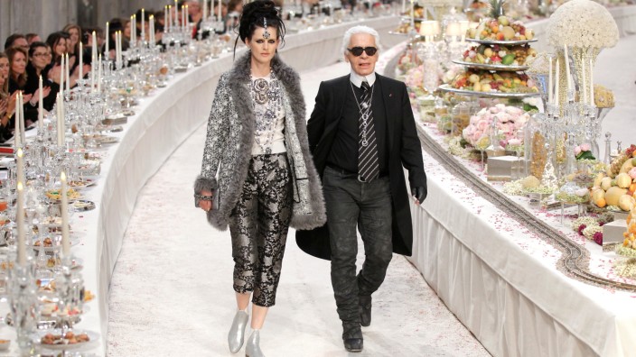 FILE PHOTO: British model Stella Tennant walks with designer Karl Lagerfeld during the Metiers D'Art Show for Chanel fashion house in Paris