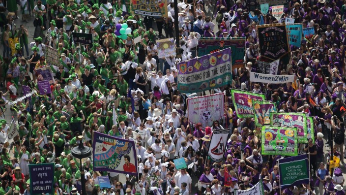 Gleichberechtigung: In den Farben der Suffragetten grün, weiß und violett, marschierten Frauen in London im Vorjahr zum Gedenken an hundert Jahre Frauenwahlrecht.
