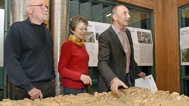 Fürstenfeldbruck: Sie suchen weitere Interessenten für die Baugemeinschaft "IG Aumühlenpark" (von links): Dionys Zehentbauer, Ulrike Kornacher und Martin Thoma hinter einem Holzmodell des Stadtteils.