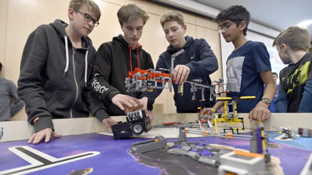 Roboter programmieren: Tüftler aus der "First Lego League": Die Teilnehmer an den Ottobrunner Robotik-Kursen erreichen bei Wettbewerben meist gute Ergebnisse.