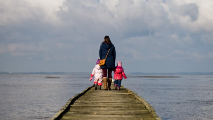 Gesundheit: Wer in Brückenteilzeit geht, hat mehr Zeit für Spaziergänge mit den Kindern (wie hier am Jadebusen an der Nordsee), verdient aber auch weniger Geld. Das eröffnet neue Chancen beim Wechsel der Krankenversicherung.