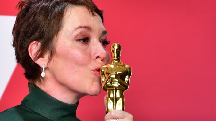 Oscar 2019: Olivia Colman küsst ihren Oscar, den sie für die Hauptrolle in "The Favourite" gewonnen hat.