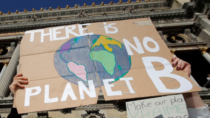 Klimawandel - Junge Leute demonstrieren in Paris für besseren Klimaschutz