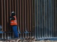 USA - Arbeiter errichten eine Mauer in Kalifornien an der Grenze zu Mexiko