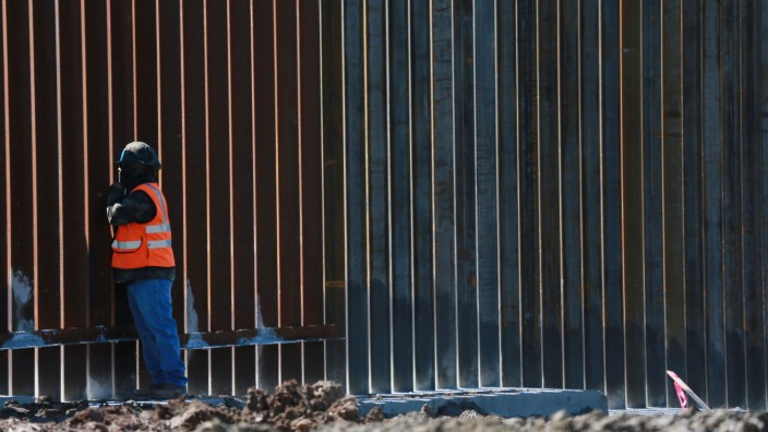 USA - Arbeiter errichten eine Mauer in Kalifornien an der Grenze zu Mexiko