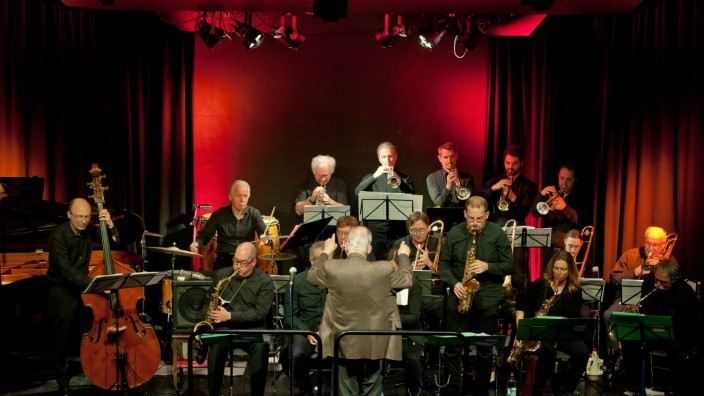 Jazzvater zu Gast: Dichte Arrangements: der bayerische Jazzvater Joe Viera mit seiner "Uni Big Band" im Ebersberger Alten Kino.