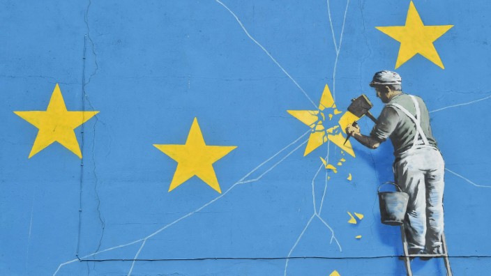 Laurent Gaudé: "Wir Europa": Ein Stern weniger: Ein Banksy-Kunstwerk in Dover im Jahr 2019 zeigt, wie sich die Briten aus der EU verabschieden.