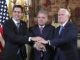 Juan Guaido (l-r), selbst ernannter Interimspräsident von Venezuela, Ivan Duque, Präsident von Kolumbien, und Mike Pence, Vizepräsident von USA, legen ihre Hände aufeinander im Zeichen von Unterstützung