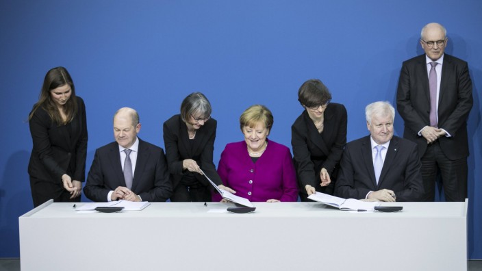 l r Der designierte Bundesfinanzminister Olaf Scholz SPD Bundeskanzlerin Angela Merkel CDU un