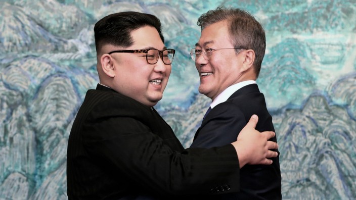 Hanoi: Präsident Moon stieß den Entspannungsprozess mit Nordkorea an. Bei einem Treffen 2018 umarmten sich Moon (rechts) und Kim Jong-un.